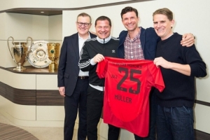 图片报:穆勒&拜仁就续短约开玩笑,分手谈判后在球衣上印7月25日